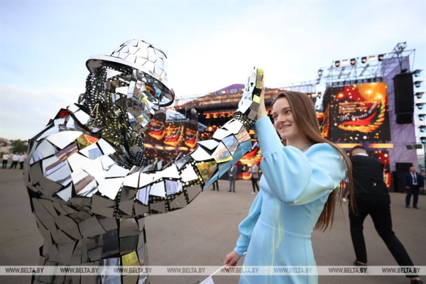 "На крыльях мечты". Республиканский праздник выпускников у Дворца спорта "На крыльях мечты". Республиканский праздник выпускников у Дворца спорта