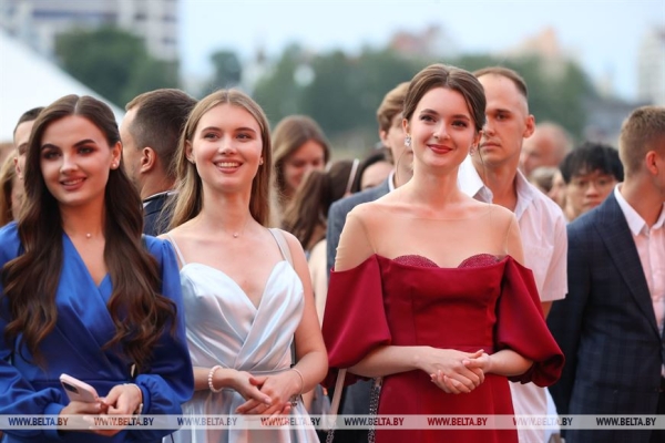 "На крыльях мечты". Республиканский праздник выпускников у Дворца спорта "На крыльях мечты". Республиканский праздник выпускников у Дворца спорта