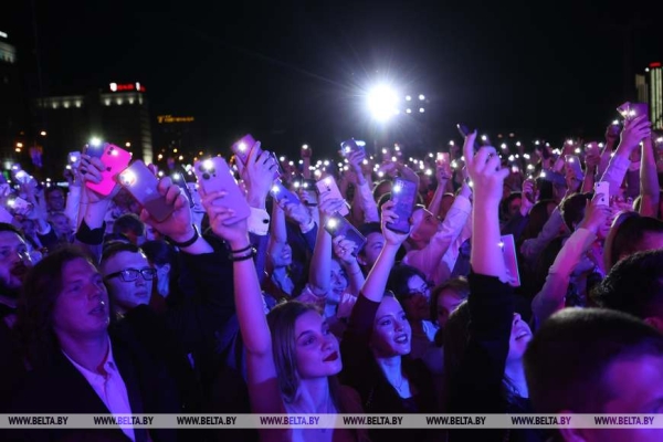 "На крыльях мечты". Республиканский праздник выпускников у Дворца спорта "На крыльях мечты". Республиканский праздник выпускников у Дворца спорта