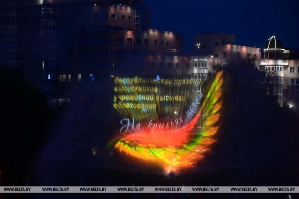 "На крыльях мечты". Республиканский праздник выпускников у Дворца спорта "На крыльях мечты". Республиканский праздник выпускников у Дворца спорта