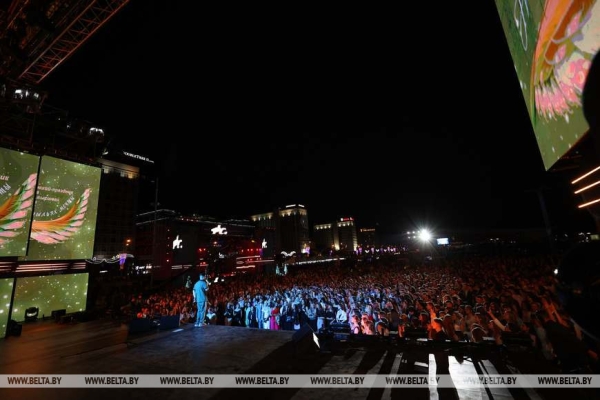 "На крыльях мечты". Республиканский праздник выпускников у Дворца спорта "На крыльях мечты". Республиканский праздник выпускников у Дворца спорта