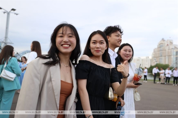 "На крыльях мечты". Республиканский праздник выпускников у Дворца спорта "На крыльях мечты". Республиканский праздник выпускников у Дворца спорта