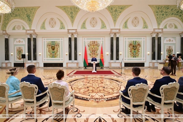 Ваши достижения вдохновляют. Лукашенко вручил награды выпускникам и преподавателям вузов Ваши достижения вдохновляют. Лукашенко вручил награды выпускникам и преподавателям вузов