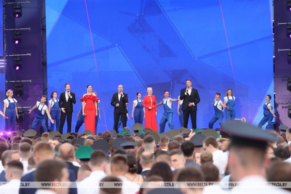 "На крыльях мечты". Республиканский праздник выпускников у Дворца спорта "На крыльях мечты". Республиканский праздник выпускников у Дворца спорта