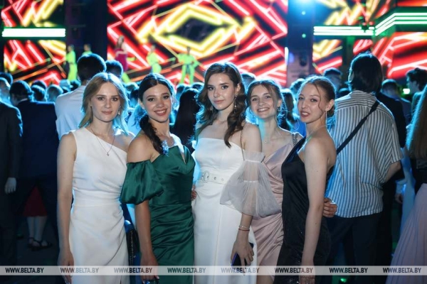 "На крыльях мечты". Республиканский праздник выпускников у Дворца спорта "На крыльях мечты". Республиканский праздник выпускников у Дворца спорта