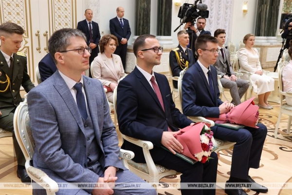 Ваши достижения вдохновляют. Лукашенко вручил награды выпускникам и преподавателям вузов Ваши достижения вдохновляют. Лукашенко вручил награды выпускникам и преподавателям вузов