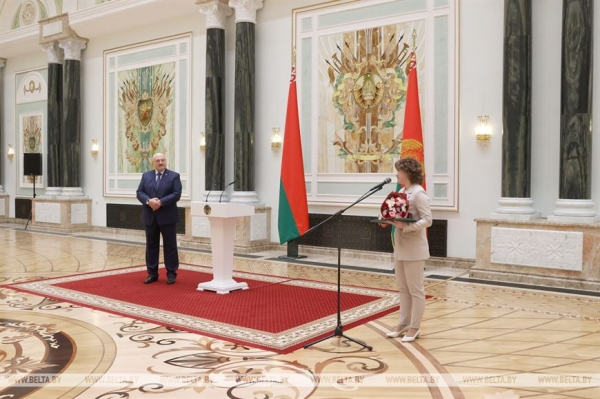 Ваши достижения вдохновляют. Лукашенко вручил награды выпускникам и преподавателям вузов Ваши достижения вдохновляют. Лукашенко вручил награды выпускникам и преподавателям вузов