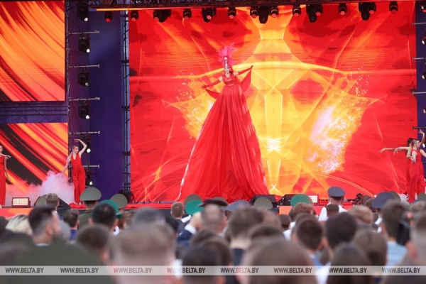 "На крыльях мечты". Республиканский праздник выпускников у Дворца спорта "На крыльях мечты". Республиканский праздник выпускников у Дворца спорта