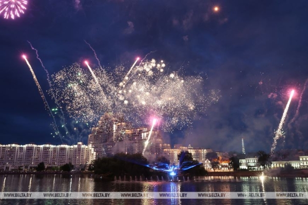 "На крыльях мечты". Республиканский праздник выпускников у Дворца спорта "На крыльях мечты". Республиканский праздник выпускников у Дворца спорта