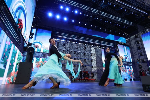 "На крыльях мечты". Республиканский праздник выпускников у Дворца спорта "На крыльях мечты". Республиканский праздник выпускников у Дворца спорта