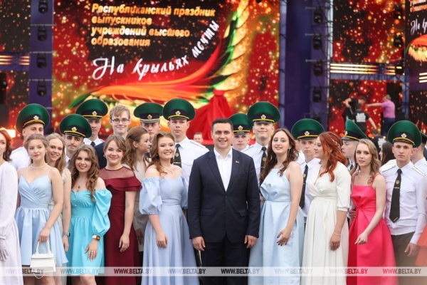 "На крыльях мечты". Республиканский праздник выпускников у Дворца спорта "На крыльях мечты". Республиканский праздник выпускников у Дворца спорта