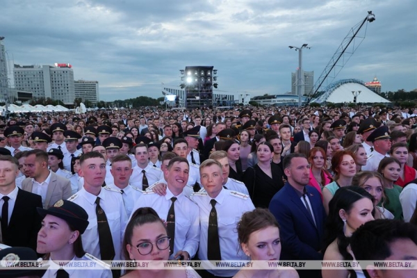 "На крыльях мечты". Республиканский праздник выпускников у Дворца спорта "На крыльях мечты". Республиканский праздник выпускников у Дворца спорта