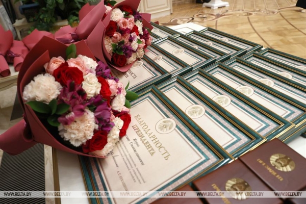 Ваши достижения вдохновляют. Лукашенко вручил награды выпускникам и преподавателям вузов Ваши достижения вдохновляют. Лукашенко вручил награды выпускникам и преподавателям вузов