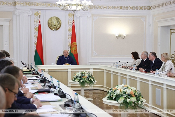 Лукашенко провел совещание по вопросам совершенствования кадровой политики Лукашенко провел совещание по вопросам совершенствования кадровой политики