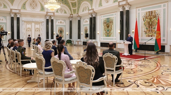 Ваши достижения вдохновляют. Лукашенко вручил награды выпускникам и преподавателям вузов Ваши достижения вдохновляют. Лукашенко вручил награды выпускникам и преподавателям вузов