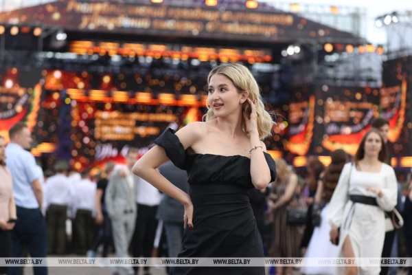 "На крыльях мечты". Республиканский праздник выпускников у Дворца спорта "На крыльях мечты". Республиканский праздник выпускников у Дворца спорта