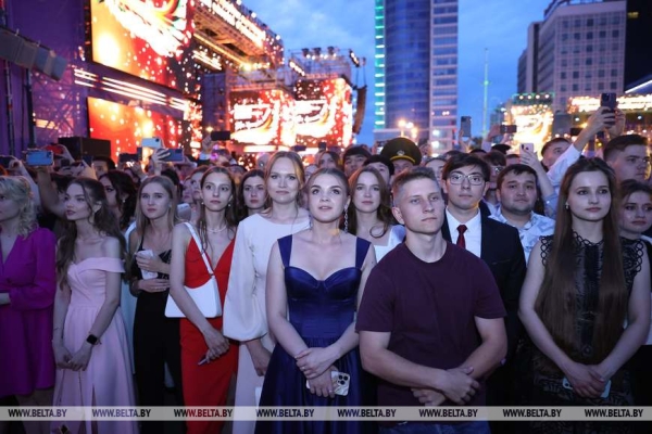 "На крыльях мечты". Республиканский праздник выпускников у Дворца спорта "На крыльях мечты". Республиканский праздник выпускников у Дворца спорта