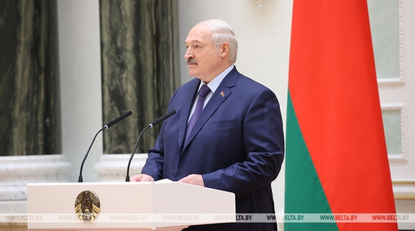 Ваши достижения вдохновляют. Лукашенко вручил награды выпускникам и преподавателям вузов Ваши достижения вдохновляют. Лукашенко вручил награды выпускникам и преподавателям вузов