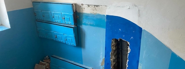 Ремонт по-волковыски: комунальные службы на 2 месяца забыли о проделанной ими дыре в стене подъезда                                 
            Ремонт по-волковыски: комунальные службы на 2 месяца забыли о проделанной ими дыре в стене подъезда