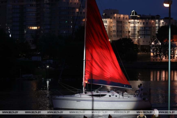 "На крыльях мечты". Республиканский праздник выпускников у Дворца спорта "На крыльях мечты". Республиканский праздник выпускников у Дворца спорта