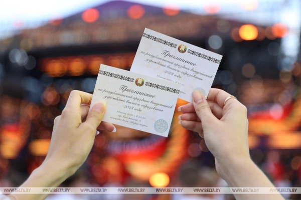 "На крыльях мечты". Республиканский праздник выпускников у Дворца спорта "На крыльях мечты". Республиканский праздник выпускников у Дворца спорта