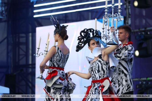 "На крыльях мечты". Республиканский праздник выпускников у Дворца спорта "На крыльях мечты". Республиканский праздник выпускников у Дворца спорта