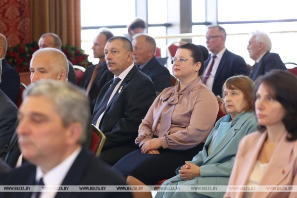 Головченко вручил государственные награды представителям различных сфер Головченко вручил государственные награды представителям различных сфер