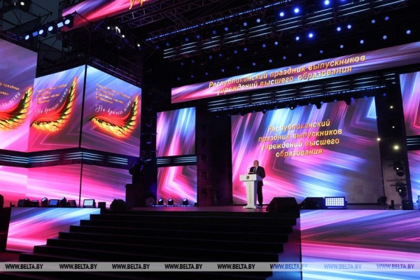 Лукашенко - молодежи: вы видите, что творится в мире, берегите свое и никому не отдавайте! Лукашенко - молодежи: вы видите, что творится в мире, берегите свое и никому не отдавайте!