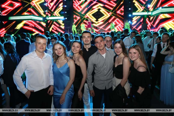 "На крыльях мечты". Республиканский праздник выпускников у Дворца спорта "На крыльях мечты". Республиканский праздник выпускников у Дворца спорта