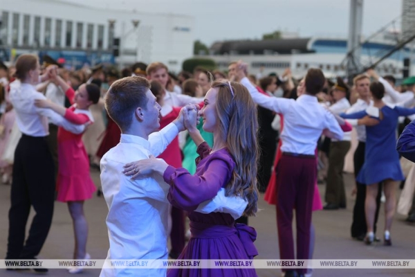 "На крыльях мечты". Республиканский праздник выпускников у Дворца спорта "На крыльях мечты". Республиканский праздник выпускников у Дворца спорта