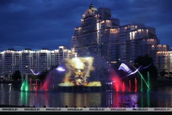 "На крыльях мечты". Республиканский праздник выпускников у Дворца спорта "На крыльях мечты". Республиканский праздник выпускников у Дворца спорта