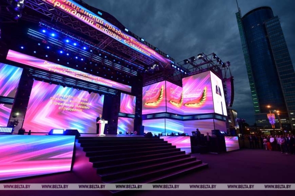 "На крыльях мечты". Республиканский праздник выпускников у Дворца спорта "На крыльях мечты". Республиканский праздник выпускников у Дворца спорта