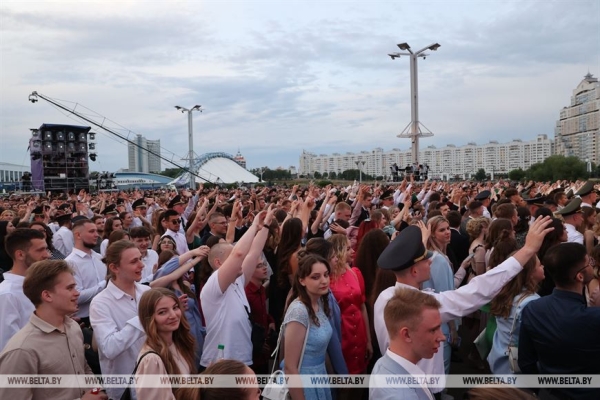 "На крыльях мечты". Республиканский праздник выпускников у Дворца спорта "На крыльях мечты". Республиканский праздник выпускников у Дворца спорта