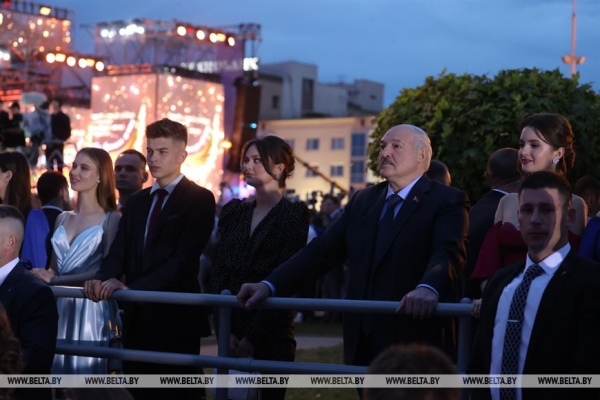 Лукашенко - молодежи: вы видите, что творится в мире, берегите свое и никому не отдавайте! Лукашенко - молодежи: вы видите, что творится в мире, берегите свое и никому не отдавайте!