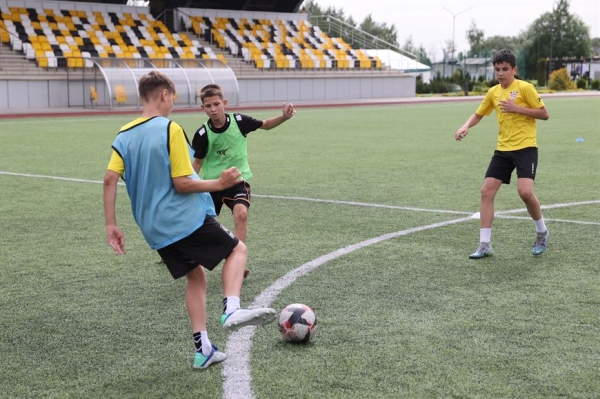 Для теннисистов, футболистов, борцов и атлетов. Спорткомплекс "Шахтер" прихорошился к II Играм стран СНГ Для теннисистов, футболистов, борцов и атлетов. Спорткомплекс "Шахтер" прихорошился к II Играм стран СНГ