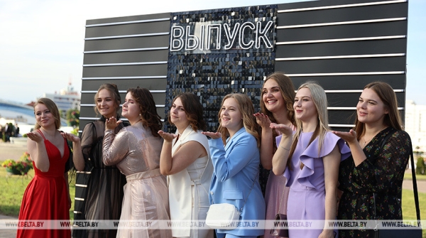 "На крыльях мечты". Республиканский праздник выпускников у Дворца спорта "На крыльях мечты". Республиканский праздник выпускников у Дворца спорта