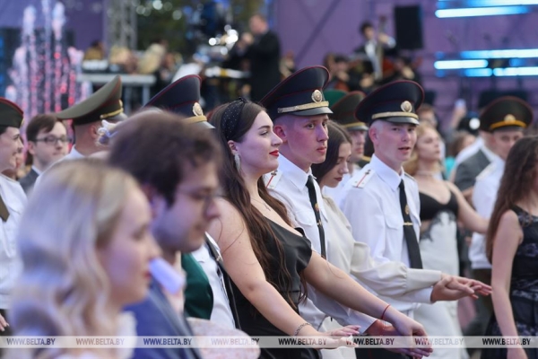 "На крыльях мечты". Республиканский праздник выпускников у Дворца спорта "На крыльях мечты". Республиканский праздник выпускников у Дворца спорта