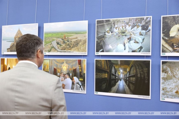 "Сам Бог велел воплотить эту идею в жизнь". Выставка фоторабот об Армении и Беларуси открылась в Минске "Сам Бог велел воплотить эту идею в жизнь". Выставка фоторабот об Армении и Беларуси открылась в Минске