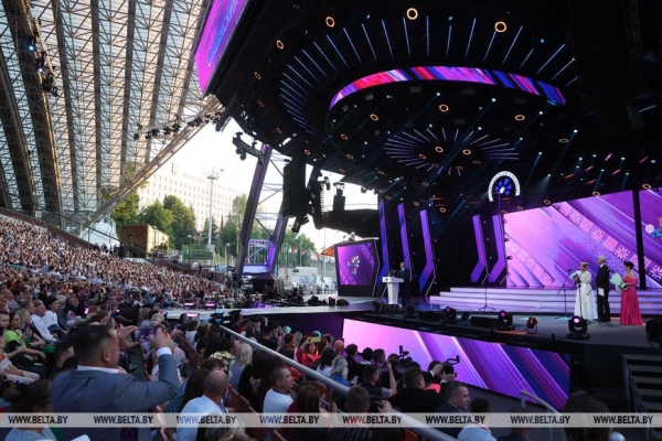 Лукашенко, вручив награду Спиридович, напомнил, как "Славянский базар" хотели "растащить по городам и весям"