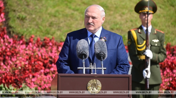 Выступление Лукашенко на церемонии возложения венка и цветов в мемориальном комплексе "Курган Славы"