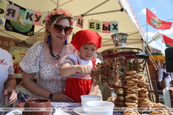ФОТОРЕПОРТАЖ: Праздник "Купалье" ("Александрия собирает друзей") прошел в Шкловском районе ФОТОРЕПОРТАЖ: Праздник "Купалье" ("Александрия собирает друзей") прошел в Шкловском районе
