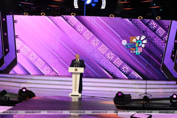 Лукашенко, вручив награду Спиридович, напомнил, как "Славянский базар" хотели "растащить по городам и весям"