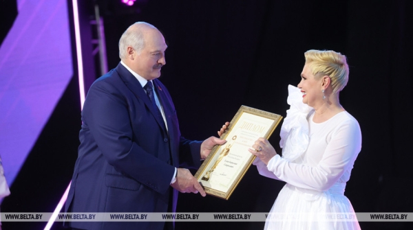 Лукашенко, вручив награду Спиридович, напомнил, как "Славянский базар" хотели "растащить по городам и весям"