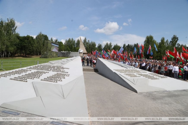 "Высота Владимирова - наша нравственная высота". Сергеенко на открытии мемориала в Могилевском районе