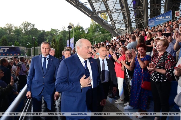 Лукашенко, вручив награду Спиридович, напомнил, как "Славянский базар" хотели "растащить по городам и весям"