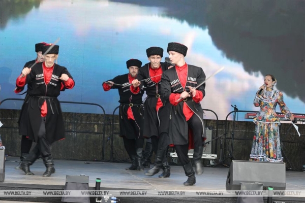 ФОТОРЕПОРТАЖ: Праздник "Купалье" ("Александрия собирает друзей") прошел в Шкловском районе ФОТОРЕПОРТАЖ: Праздник "Купалье" ("Александрия собирает друзей") прошел в Шкловском районе