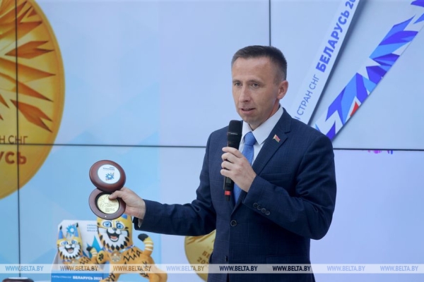 Медали, четыре комплекта формы и талисмана II Игр стран СНГ Рысика презентовали в Минске Медали, четыре комплекта формы и талисмана II Игр стран СНГ Рысика презентовали в Минске