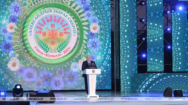 О национальном достоинстве, малой родине и рецепте мира. Речь Лукашенко в Александрии на "Купалье" О национальном достоинстве, малой родине и рецепте мира. Речь Лукашенко в Александрии на "Купалье"