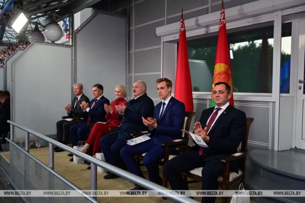 Лукашенко, вручив награду Спиридович, напомнил, как "Славянский базар" хотели "растащить по городам и весям"