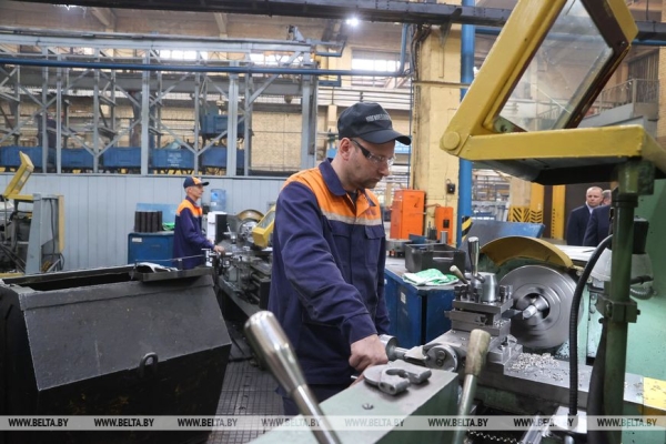 Лукашенко напомнил об инвестпроектах в регионах: каждый район должен зарабатывать себе деньги Лукашенко напомнил об инвестпроектах в регионах: каждый район должен зарабатывать себе деньги